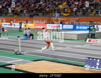 Jazmin Sawyers di Gran Bretagna e NI in gara nella finale femminile di salto lungo ai Campionati europei di atletica indoor alla Ataköy Athletics Arena Foto Stock