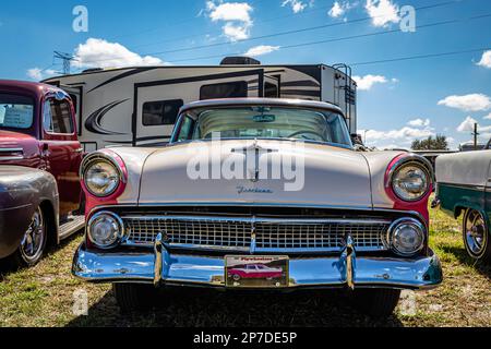 Fort Meade, FL - 24 febbraio 2022: Vista frontale in prospettiva bassa di una berlina a 2 porte Ford Fairlane Crown Victoria 1955 ad una fiera automobilistica locale. Foto Stock