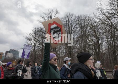 8 marzo 2023, Berlino, Germania: Oggi, il 8 marzo 2023, molti manifestanti si sono riuniti a Berlino per partecipare a varie proteste ed eventi per la Giornata internazionale della donna. Tra questi vi erano donne e uomini iraniani che hanno sensibilitato ai diritti delle donne in Iran. Si sono Uniti all'appello globale per la parità di genere e hanno chiesto libertà e uguaglianza per tutte le donne. A Gendarmenmarkt, una rappresentazione teatrale simboleggia la soppressione dei diritti delle donne da parte del regime talebano in Afghanistan. Durante lo spettacolo teatrale a Gendarmenmarkt, le donne erano legate e avevano la loro libertà tolta. Una donna era forci Foto Stock