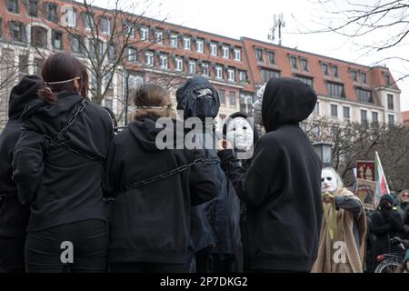 8 marzo 2023, Berlino, Germania: Oggi, il 8 marzo 2023, molti manifestanti si sono riuniti a Berlino per partecipare a varie proteste ed eventi per la Giornata internazionale della donna. Tra questi vi erano donne e uomini iraniani che hanno sensibilitato ai diritti delle donne in Iran. Si sono Uniti all'appello globale per la parità di genere e hanno chiesto libertà e uguaglianza per tutte le donne. A Gendarmenmarkt, una rappresentazione teatrale simboleggia la soppressione dei diritti delle donne da parte del regime talebano in Afghanistan. Durante lo spettacolo teatrale a Gendarmenmarkt, le donne erano legate e avevano la loro libertà tolta. Una donna era forci Foto Stock