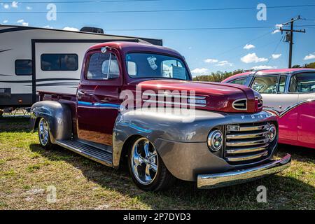 Fort Meade, FL - 24 febbraio 2022: Vista dall'alto dell'angolo anteriore di un camioncino Ford F1 del 1948 ad una fiera di automobili locale. Foto Stock