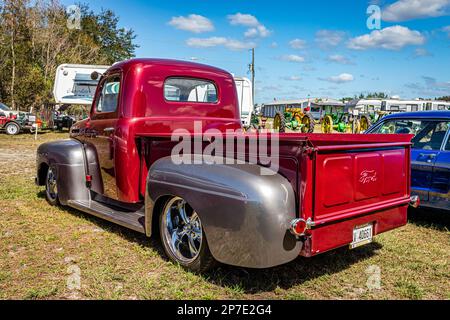 Fort Meade, FL - 24 febbraio 2022: Vista dall'alto dell'angolo posteriore di un camioncino Ford F1 del 1948 ad una fiera di automobili locale. Foto Stock