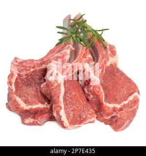 carne di agnello crudo in sella su rosmarino decorato con osso vista dall'alto isolato su sfondo bianco. Foto Stock