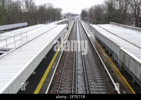 Londra UK, 8th marzo 2023. Meteo nel Regno Unito. Una forte nevicata ha colpito Londra mercoledì, sconvolgendo i treni in entrata e in uscita dalla capitale mentre un'esplosione artica colpisce il Regno Unito. Credit: Xiu Bao/Alamy Live News Foto Stock