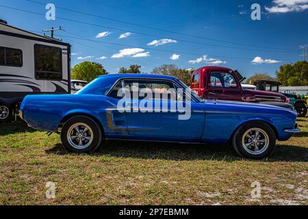 Fort Meade, FL - 24 Febbraio 2022: Vista laterale in prospettiva alta di una Ford Mustang Hardtop Coupe del 1967 ad una fiera di automobili locale. Foto Stock