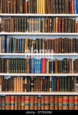 Libri nella Sala della Biblioteca presso la Royal Institution of Great Britain, Albermarle Street, Londra © Clarissa Debenham / Alamy Foto Stock