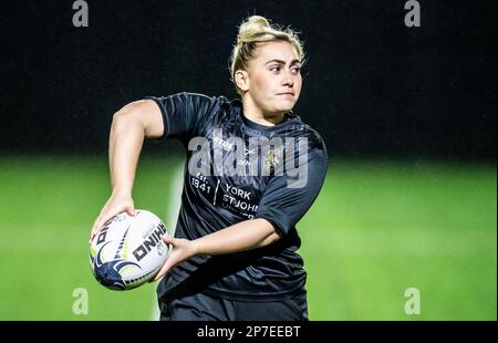 Sinead Peach di York Valkyrie durante una sessione di allenamento al York St John University Sports Park, York. Il cuore della Coppa del mondo ha pesato su Sinead Peach alla fine dello scorso anno, ma la star di York Valkyrie ha rapidamente spostato la sua attenzione verso la parte anteriore e centrale di una nuova era audace per la lega di rugby femminile. Data immagine: Mercoledì 1 marzo 2023. Foto Stock