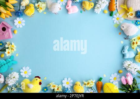 Cornice di Pasqua bordo composto da collezione di oggetti di Pasqua con copia spazio al centro Foto Stock