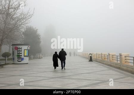 Baku Promenade in nebbia di mare Foto Stock