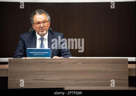 Il magistrato e presidente della giurisdizione speciale per la pace (JEP) Roberto Carlos Vidal Lopez parla durante una conferenza stampa della denuncia dell'ex procuratore per gli affari internazionali Ana Fabiola Castro imposta dalla giurisdizione speciale per la pace nel caso di Seuxis Pausias Hernández Solarte nota nell'ex rivoluzionario Forze armate della Colombia (FARC) come 'Gesù Santrich'. A Bogotà, Colombia, 6 marzo 2023. Foto di: Chepa Beltran/Long Visual Press Foto Stock