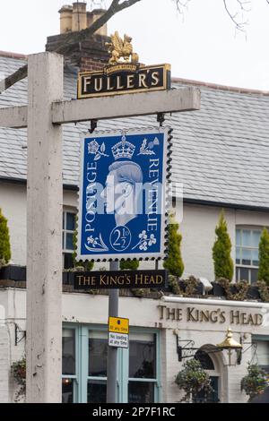 The King's Head pub con un'insegna stravagante a forma di francobollo, Guildford, Surrey, Inghilterra, Regno Unito Foto Stock