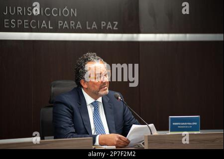 Il magistrato e presidente della giurisdizione speciale per la pace (JEP) Roberto Carlos Vidal Lopez parla durante una conferenza stampa della denuncia dell'ex procuratore per gli affari internazionali Ana Fabiola Castro imposta dalla giurisdizione speciale per la pace nel caso di Seuxis Pausias Hernández Solarte nota nell'ex rivoluzionario Forze armate della Colombia (FARC) come 'Gesù Santrich'. A Bogotà, Colombia, 6 marzo 2023. Foto di: Chepa Beltran/Long Visual Press Foto Stock