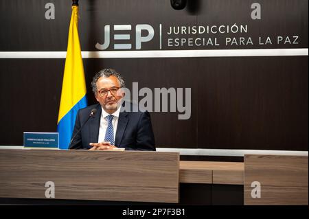 Il magistrato e presidente della giurisdizione speciale per la pace (JEP) Roberto Carlos Vidal Lopez parla durante una conferenza stampa della denuncia dell'ex procuratore per gli affari internazionali Ana Fabiola Castro imposta dalla giurisdizione speciale per la pace nel caso di Seuxis Pausias Hernández Solarte nota nell'ex rivoluzionario Forze armate della Colombia (FARC) come 'Gesù Santrich'. A Bogotà, Colombia, 6 marzo 2023. Foto di: Chepa Beltran/Long Visual Press Foto Stock