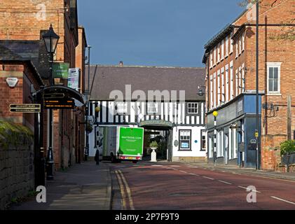 The Saracens Head Coacing inn, e Waitrose Delivery van, in Church Street, Southwell, Nottinghamshire, Inghilterra UK Foto Stock