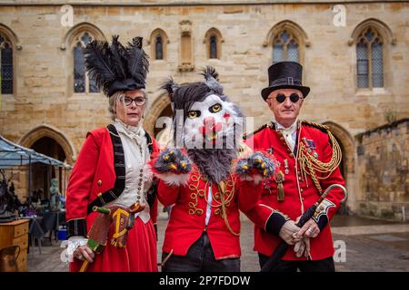 Una famiglia steampunk di mezza età che indossa uniformi rosse. Foto Stock