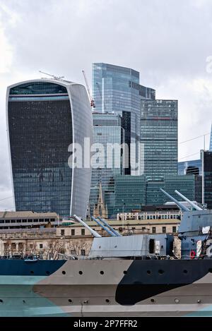 L'edificio Walkie Talkie contro altri grattacieli sullo skyline della City of London, Inghilterra UK Foto Stock