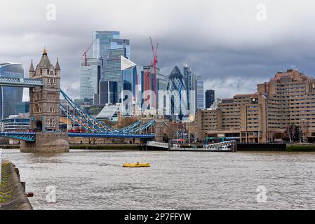 Il moderno skyline della City of London, in contrasto con gli edifici più vecchi Inghilterra Regno Unito Foto Stock