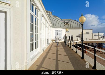 La passerella che conduce al molo di Worthing in un giorno soleggiato inverni West Sussex England UKL Foto Stock