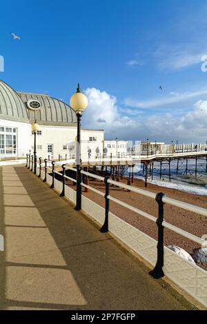 La passerella che conduce al molo di Worthing in un giorno soleggiato inverni West Sussex England UKL Foto Stock