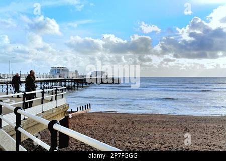 Worthing molo e spiaggia in un giorno di inverni blustery, West Sussex Inghilterra UK Foto Stock
