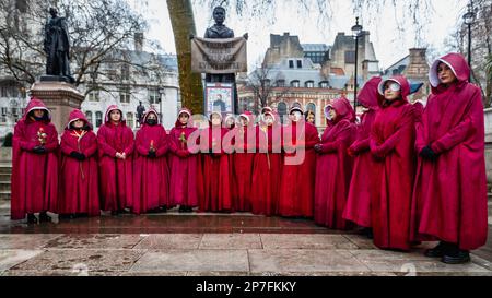 Donne protestanti anglo-iraniane vestite come personaggi della storia della serva in Piazza del Parlamento in occasione della Giornata internazionale della donna del 2023. Foto Stock