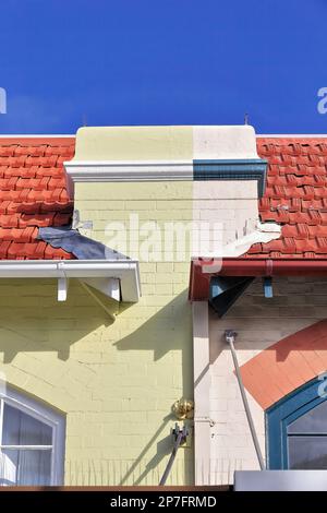 529 edifici adiacenti di colore giallo-bianco con tetti di tegole rosse sul lato sud del corso-sobborgo di Manly. Sydney-Australia. Foto Stock