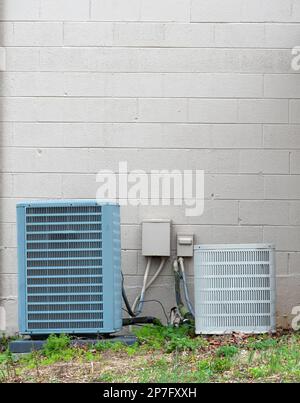 Immagine orizzontale di due unità di climatizzazione all'esterno di un'officina di riparazione. Copia spazio. Foto Stock