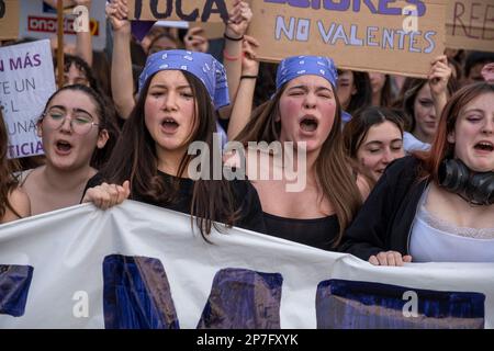 Le donne manifestanti sono viste urlando slogan durante la manifestazione. Centinaia di studenti, soprattutto donne, hanno dimostrato nel centro di Barcellona per celebrare la Giornata internazionale della donna e difendere i diritti delle donne e l'uguaglianza sociale. (Foto di Paco Freire / SOPA Images/Sipa USA) Foto Stock