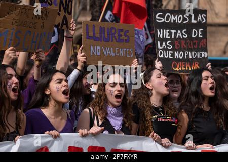 Le donne manifestanti sono viste urlando slogan durante la manifestazione. Centinaia di studenti, soprattutto donne, hanno dimostrato nel centro di Barcellona per celebrare la Giornata internazionale della donna e difendere i diritti delle donne e l'uguaglianza sociale. (Foto di Paco Freire / SOPA Images/Sipa USA) Foto Stock