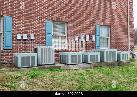 Immagine orizzontale di una linea di condizionatori d'aria all'esterno di un edificio commerciale. Foto Stock