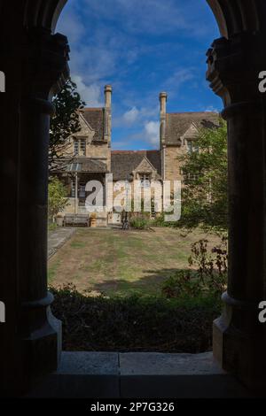 I giardini e le case ALMS del Brownes Hospital. Stamford, Lincolnshire, Inghilterra. Foto Stock