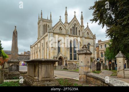 La chiesa di San Michele fu smantellata a Stamford, Lincolnshire, Inghilterra. La chiesa è stata ora trasformata in negozi. Foto Stock