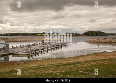 Barche a motore allineate su Rutland Water, East Midlands, Inghilterra. Foto Stock