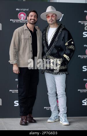 MILANO, ITALIA - 06 MARZO: Joe Bastianich e Andrea Belfiore partecipano alla foto-call per 'Pechino Express la via delle Indie' Sky Original il 06 marzo 2 Foto Stock
