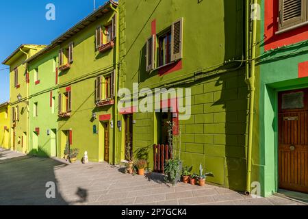 Le colorate case tipiche di Via di mezzo, Ghizzano, Pisa, Italia Foto Stock