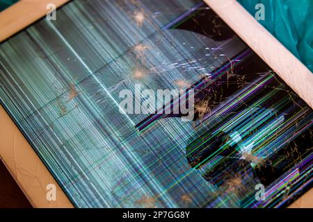 IPad rotto con schermo incrinato e schermo non funzionante a New York Lunedi, 27 febbraio 2023. (© Richard B. Levine) Foto Stock