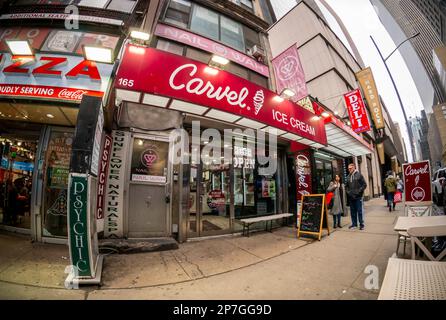 Un negozio di gelati Carvel in franchising a Midtown Manhattan a New York giovedì 2 marzo 2023. Carvel è tra i marchi di proprietà di Focus Brands, tra cui Cinnabon e Authie Anne's. (© Richard B. Levine) Foto Stock