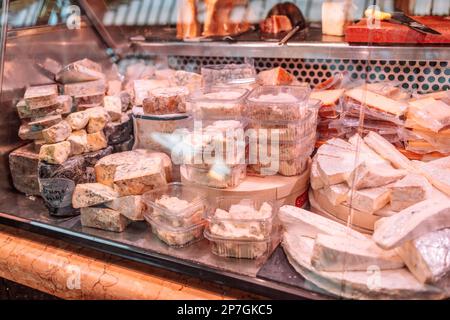 Varietà di formaggi sul mercato la Boqueria. Snack sano stalle pieno di diversi cibi secchi. Dieta snack mercato. Foto Stock