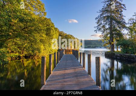 Inghilterra, Cumbria, Lake District National Park. Molo di Low Wray & Wray Castle sul lago Windermere vicino alla città di Ambleside. Foto Stock