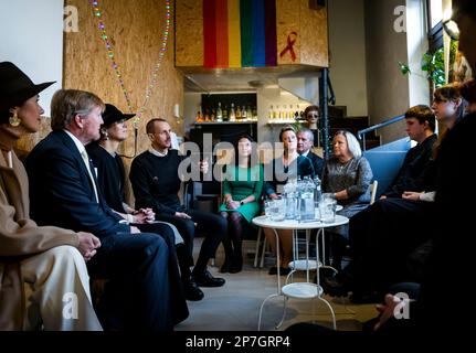 Re Willem Alexander e la Regina Maxima dei Paesi Bassi al Cafe Teplaren di Bratislava, il 08 marzo 2023, per una conversazione con i parenti di LGBTIQ , mercoledì 12 ottobre 2022, due persone slovacche di LGBTIQ (Juraj Vankulic e Matus Horvath) Sono stati assassinati da uno studente di 19 anni sul marciapiede di fronte al bar Teplaren al 2nd di una visita di Stato di 3 giorni in Slovacchia Foto: Albert Nieboer/Olanda OUT/Point de Vue OUT Foto Stock