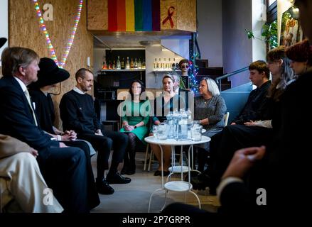 Re Willem Alexander e la Regina Maxima dei Paesi Bassi al Cafe Teplaren di Bratislava, il 08 marzo 2023, per una conversazione con i parenti di LGBTIQ , mercoledì 12 ottobre 2022, due persone slovacche di LGBTIQ (Juraj Vankulic e Matus Horvath) Sono stati assassinati da uno studente di 19 anni sul marciapiede di fronte al bar Teplaren al 2nd di una visita di Stato di 3 giorni in Slovacchia Foto: Albert Nieboer/Olanda OUT/Point de Vue OUT Foto Stock