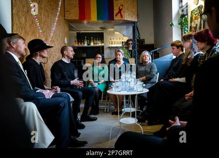 Re Willem Alexander e la Regina Maxima dei Paesi Bassi al Cafe Teplaren di Bratislava, il 08 marzo 2023, per una conversazione con i parenti di LGBTIQ , mercoledì 12 ottobre 2022, due persone slovacche di LGBTIQ (Juraj Vankulic e Matus Horvath) Sono stati assassinati da uno studente di 19 anni sul marciapiede di fronte al bar Teplaren al 2nd di una visita di Stato di 3 giorni in Slovacchia Foto: Albert Nieboer/Olanda OUT/Point de Vue OUT Foto Stock