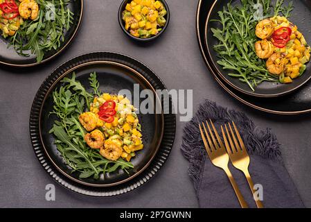 Fotografia alimentare di insalata, salsa, mango, avocado, gamberi, gamberi, rucola, rucola, verdure; cipolla; salsa, peperoncino Foto Stock