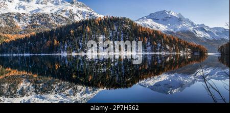 Il lago Champfer presso il St. Moritz nella stagione autunnale con riflessi cristallini in una giornata di sole Foto Stock