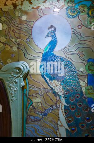 Art Noveau Peacock in piastrelle di ceramica su un muro, Parigi Francia Foto Stock