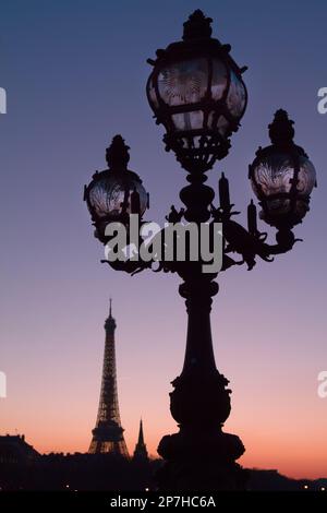 Street Light, Street Lamp sul Pont Alexandre III con la Torre Eiffel sullo sfondo al tramonto, Parigi Francia Foto Stock