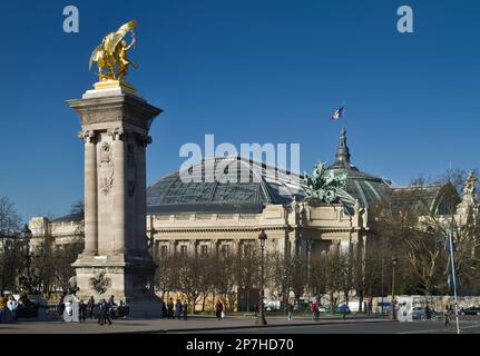 Il Grand Palais con Una calza in muratura e la statua della fama del Pont Alexandre III nel primo piano, Parigi Francia Foto Stock
