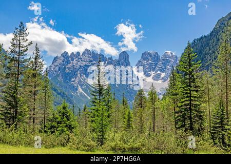 Vista sul Monte Cristallo da Dürrensee nelle alpi italiane durante il giorno in estate Foto Stock