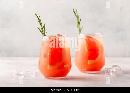 Limonata fredda/cocktail di succo di pompelmo fresco, alcool e cubetti di ghiaccio. Foto Stock