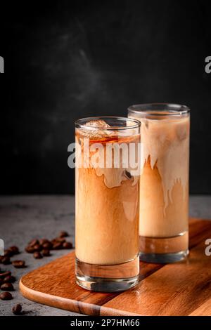 Caffè ghiacciato in un bicchiere con panna versata. Bevanda estiva fredda. Foto Stock